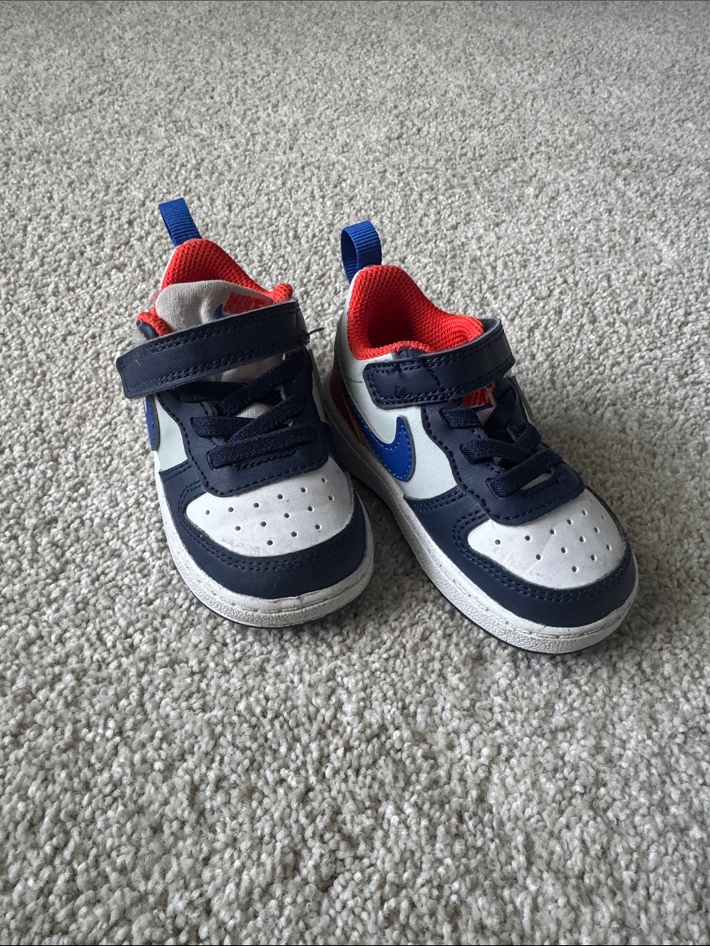 Nike Kids Navy/White/Red Low-Top Sneakers with Blue Swoosh